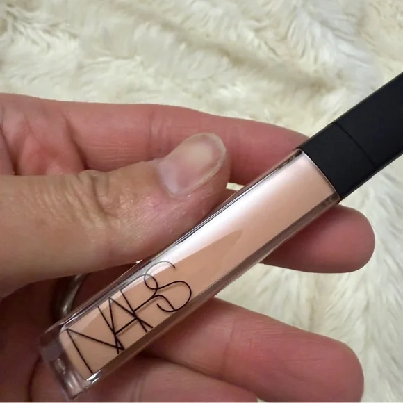 NARS 
Radiant Creamy Concealer with Hydrating Medium Coverage Honey - L3 - - Picture 5 of 5